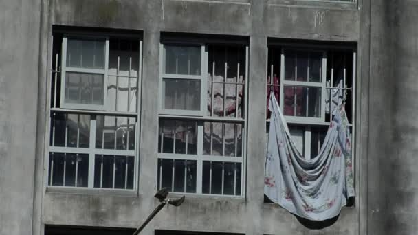 Bettlaken Die Als Vorhänge Verwendet Werden Und Aus Dem Fenster — Stockvideo