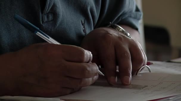 Vězeň Kreslí Elektrický Diagram Svém Zápisníku Během Výuky Pro Vězně — Stock video
