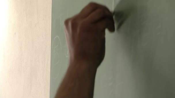 在阿根廷一所监狱的囚犯教育课上 一名男教师在绿色黑板上写字 特写镜头 — 图库视频影像