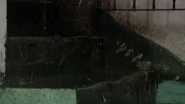 Заключенные Работой Заключённые Чистят Бетонный Пол Лестницы Внутри Старой Тюрьмы — стоковое видео