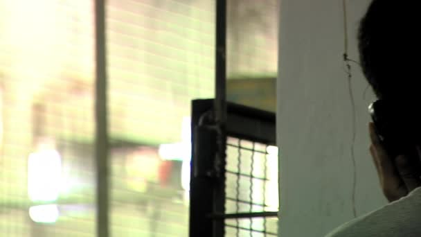 Więzień Linii Więzień Wykonujący Telefon Więzieniu Olmos Zaostrzonym Rygorze Prowincji — Wideo stockowe
