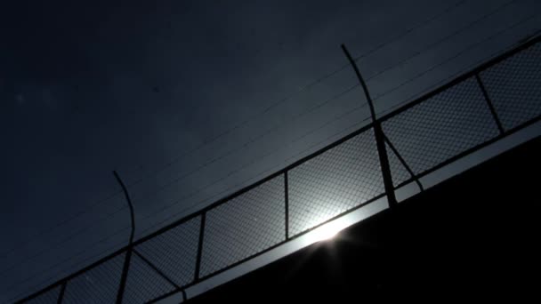 Barbed Wire Fence Silhouette Στην Κορυφή Του Εξωτερικού Τοίχου Φυλακή — Αρχείο Βίντεο