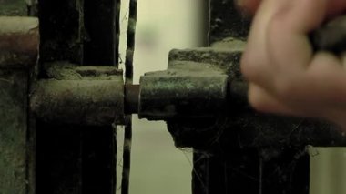 Hapishane Hücre Kapısı Kilidi, Buenos Aires 'teki eski bir hapishanenin kapısında metal kilit, Arjantin. Kapat..  