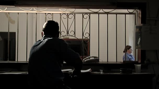 アルゼンチン ブエノスアイレス州の旧最大セキュリティ刑務所の入り口の刑務所役員 — ストック動画