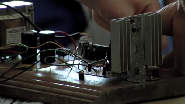 Mãos Eletricista Trabalhando Circuito Elétrico Durante Uma Classe Para Presos — Vídeo de Stock