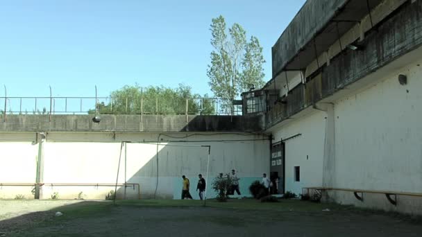 阿根廷布宜诺斯艾利斯省Olmos最高警戒监狱在院子里行走的囚犯 — 图库视频影像