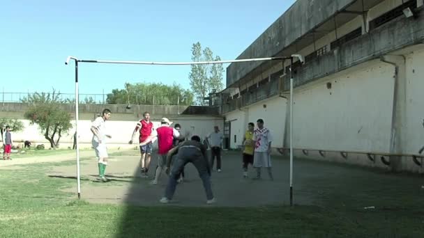 アルゼンチン ブエノスアイレス州のオルモス最大のセキュリティ刑務所のヤードでサッカーをしている受刑者 — ストック動画