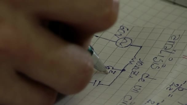 阿根廷一所监狱的囚犯教育课期间 狱友在笔记本上画了一张电气图 特写镜头 — 图库视频影像