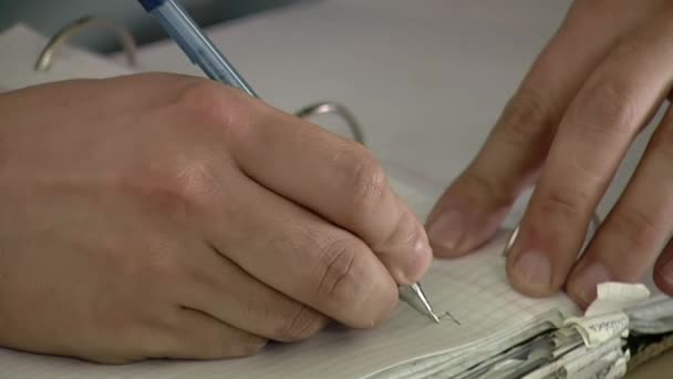 Κρατούμενος Γράφει Στο Σπειροειδές Σημειωματάριο Του Κατά Διάρκεια Ενός Μαθήματος — Αρχείο Βίντεο