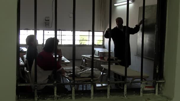アルゼンチン ブエノスアイレス州のアルゼンチン刑務所の囚人のためのクラスの間の教師と受刑者 — ストック動画