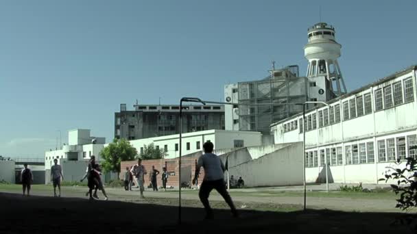 Κρατούμενοι Που Παίζουν Ποδόσφαιρο Στην Αυλή Της Φυλακής Υψίστης Ασφαλείας — Αρχείο Βίντεο