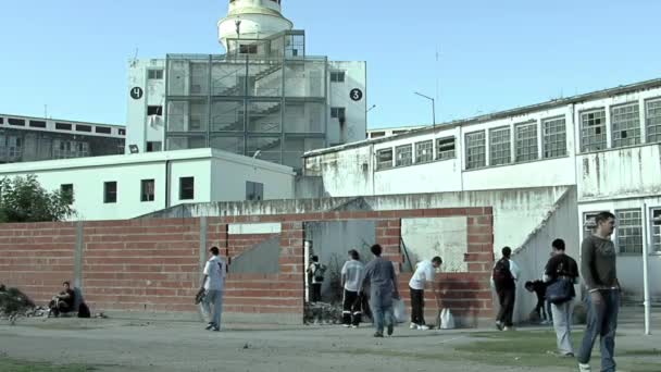 在阿根廷布宜诺斯艾利斯省Olmos最高警戒监狱的院子里行走的囚犯 — 图库视频影像
