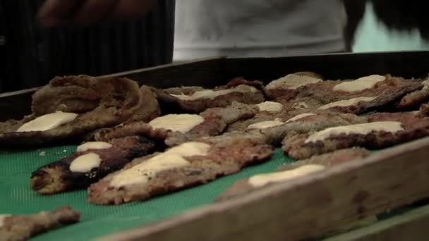 Detenuti Cooking Milanesas Una Variante Sudamericana Del Vitello Lombardo Milanese — Video Stock