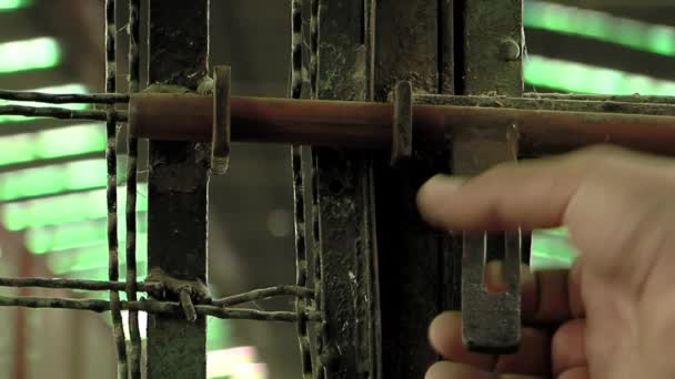 阿根廷布宜诺斯艾利斯省Olmos监狱的大牢门锁 大牢门锁 旧门锁 特写镜头 — 图库视频影像