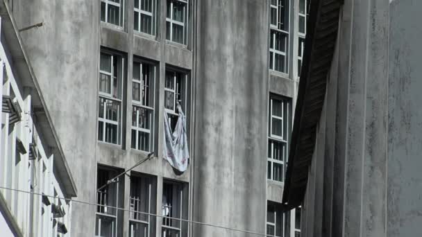 アルゼンチン ブエノスアイレス州の刑務所でカーテンとして使用されるベッドシーツ付きの古い細胞窓 — ストック動画