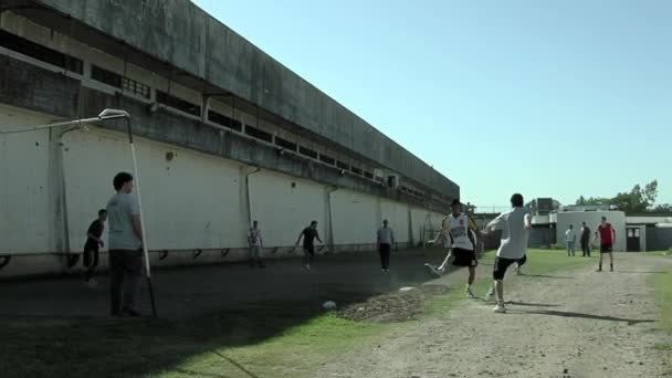 アルゼンチンブエノスアイレス州ラプラタのオルモス最大のセキュリティ刑務所のヤードでサッカーをしている受刑者 — ストック動画