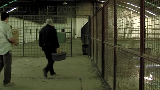 아르헨티나 부에노스아이레스의 막시무스 교도소 작업장으로 걸어가는 수감자들 — 비디오