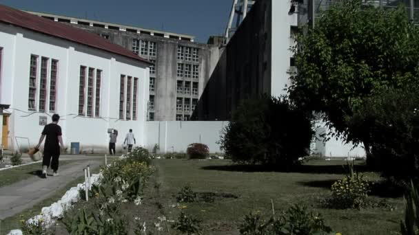 Skupina Vězňů Kráčejících Dvoře Věznice Maximální Ostrahou Provincii Buenos Aires — Stock video