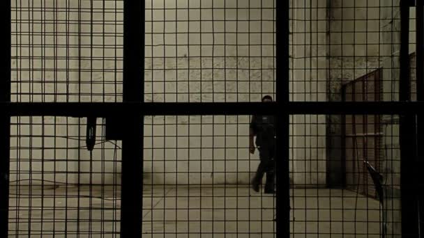 아르헨티나 부에노스아이레스의 막시무스 교도소에 뒤에서 경비원 — 비디오