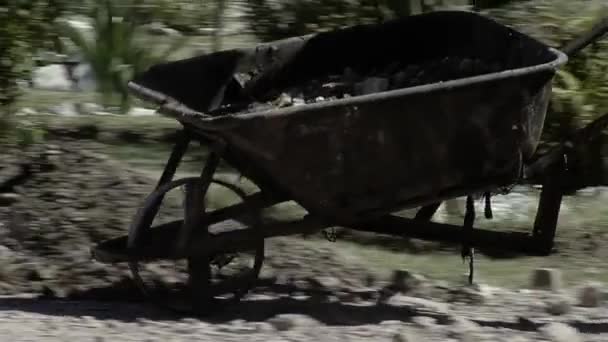 Gevangene Moving Soil Met Behulp Van Een Kruiwagen Binnenplaats Van — Stockvideo