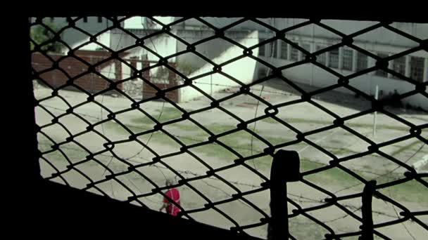 阿根廷布宜诺斯艾利斯东南部拉普拉塔市Olmos最高警戒监狱的院子里踢足球的牢房和囚犯的窗户 特写镜头 — 图库视频影像
