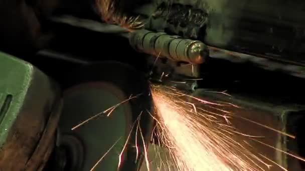 Człowiek Używający Ręcznej Piły Tarczowej Przecięcia Starego Metalowego Zawiasu Zamknij — Wideo stockowe