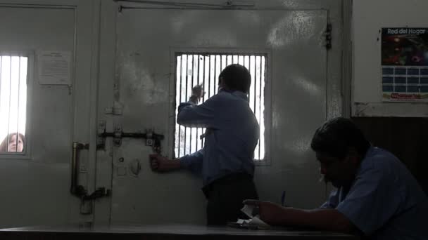 Тюремные Надзиратели Входа Тюрьму Строгого Режима Провинции Буэнос Айрес Аргентина — стоковое видео