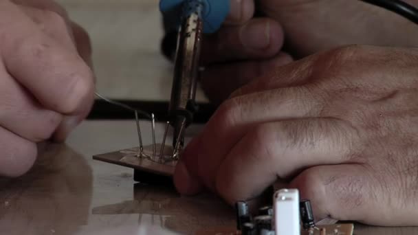 Mãos Engenheiro Eletrônico Com Ferro Solda Enquanto Fazendo Circuito Pequeno — Vídeo de Stock