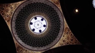 Çek Cumhuriyeti 'nin Prag bölgesindeki Yahudi Mahallesi' ndeki İspanyol Sinagogu 'nun içindeki ana salonun üstündeki kubbe. 4K Çözünürlüğü.
