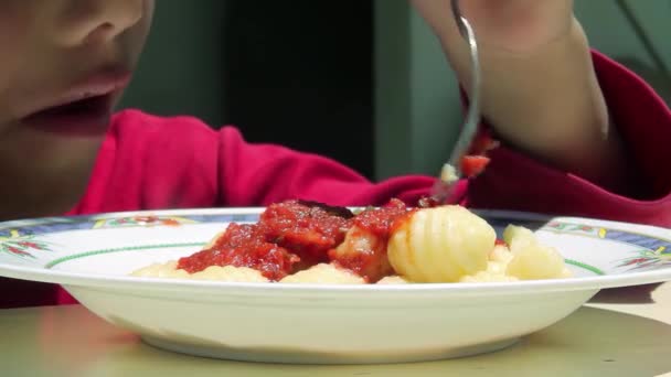 Ung Student Äter Gnocchi Dish Canteen Offentlig Skola Argentina Närbild — Stockvideo