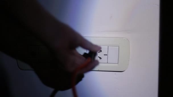 在停电或停电时 男性手在黑暗公寓的墙上接上插头时使用闪光灯 靠近点4K Resolution — 图库视频影像