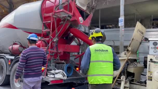 Cement Mixer Truck Delivers Material Construction New Downtown Condominium Apartment — Stockvideo
