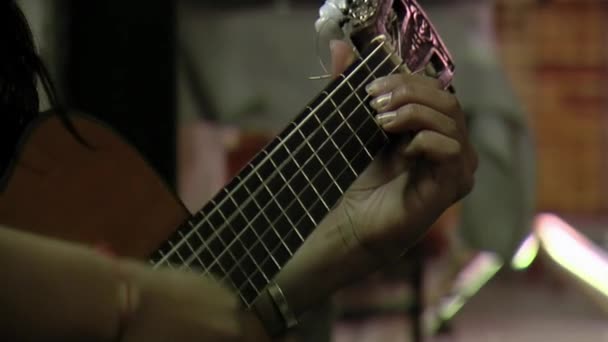 Mulher Jovem Strumming Uma Guitarra Sua Casa Fechar — Vídeo de Stock