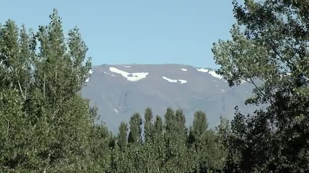 阿根廷巴塔哥尼亚内昆省的一个城市Chos Malal周围山区的最后一片雪地 — 图库视频影像
