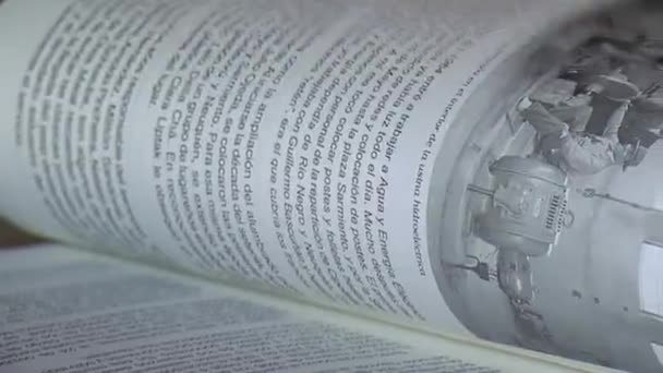 アルゼンチンのノイケン州Chos Malalにある図書館で歴史本のページをめくる女性 閉じろ — ストック動画