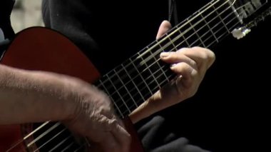 Gitarı tıngırdatan adam. Kapat..  