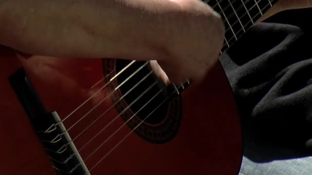 Man Strumming Guitar Outdoors Fechar — Vídeo de Stock
