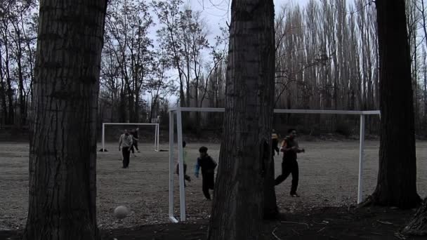 Chłopcy Grający Piłkę Nożną Wiejskim Boisku Piłkarskim Argentynie — Wideo stockowe