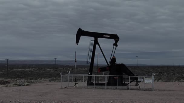 Pumpjack Operating Oil Well Plaza Huincul Neuquen Province Patagonia Argentina — Stockvideo
