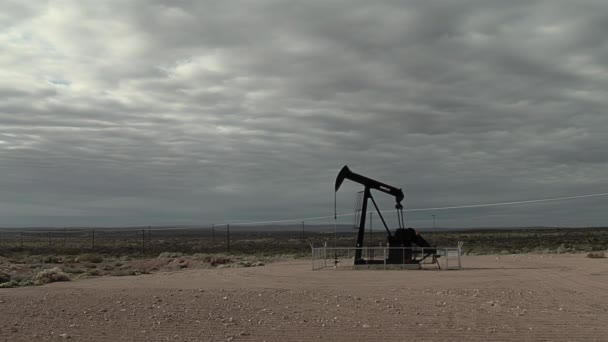 アルゼンチン パタゴニアニューケン州プラザ フインクル近郊の油田で操業するパンプジャック — ストック動画