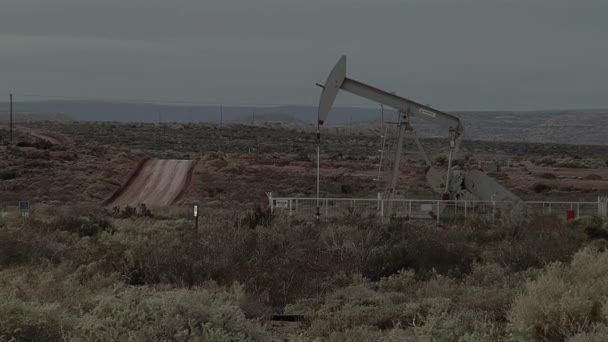 Pumpjacks Extract Oil Oilfield Plaza Huincul Neuquen Province Patagonia Argentina — Vídeos de Stock