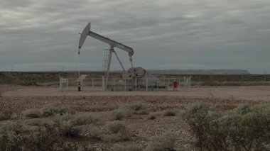 Pumpjack, Plaza Huincul yakınlarındaki bir petrol kuyusunda faaliyet gösteriyor, Neuquen Eyaleti, Patagonya, Arjantin.  