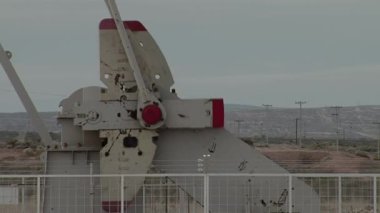 Kuzey Patagonya, Arjantin 'deki Sunset' teki bir petrol sahasından Pompalama Ünitesinin Karşı Ağırlıkları. Kapat..