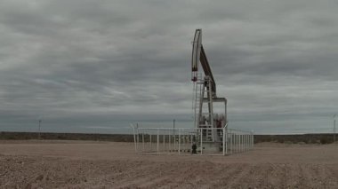 Plaza Huincul yakınlarındaki bir petrol kuyusunda faaliyet gösteren bir Pumpjack, Patagonya, Arjantin.  