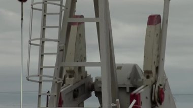 Kuzey Patagonya, Arjantin 'deki bir petrol sahasından Pumpjack Petrol çıkarma. Kapat..