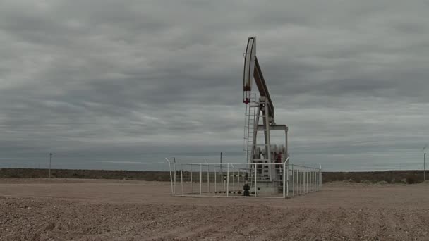 Ein Pumpjack Einer Ölquelle Der Nähe Von Plaza Huincul Provinz — Stockvideo