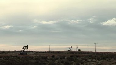 Kuzey Patagonya, Arjantin 'deki Neuquen Havzası' ndaki bir petrol sahasından petrol çıkaran Pumpjacks. 