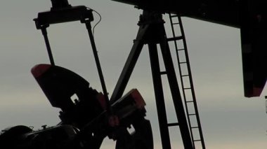 Kuzey Patagonya, Arjantin 'deki Neuquen Havzası' nda petrol kuyusunda faaliyet gösteren bir Pumpjack.. 