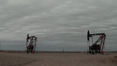 Pumpjacks Kuzey Patagonya, Arjantin 'deki Neuquen Havzası' ndaki bir petrol sahasından petrol çıkardı.  
