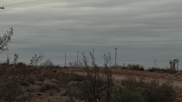 パンプジャックは アルゼンチンのパタゴニア ノイケン州プラザ フインクル近くの油田から油を抽出します — ストック動画